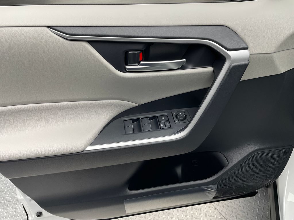 Thumbnail: 2025 Toyota RAV4 - 9