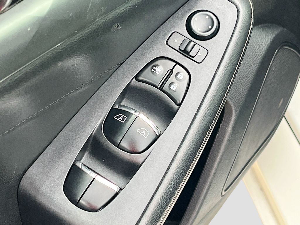 Used 2019 White Nissan 3.5 SL image 18