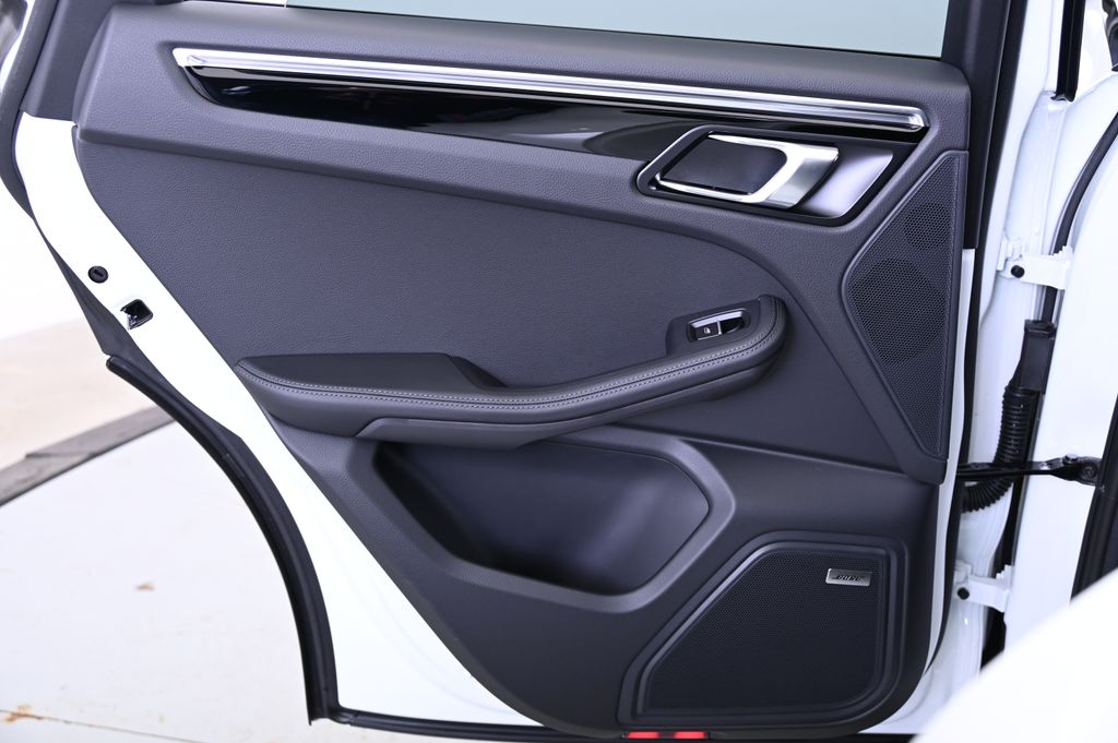 Thumbnail: 2025 Porsche Macan - 30