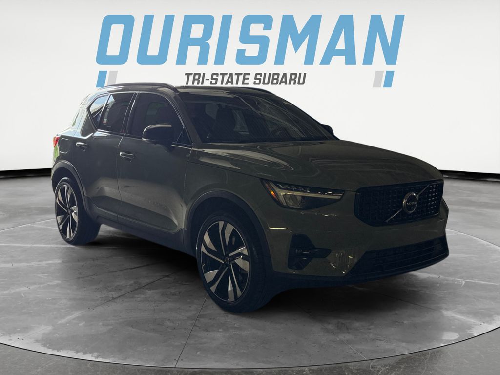 2023 Volvo XC40 B5 Plus Dark Theme AWD