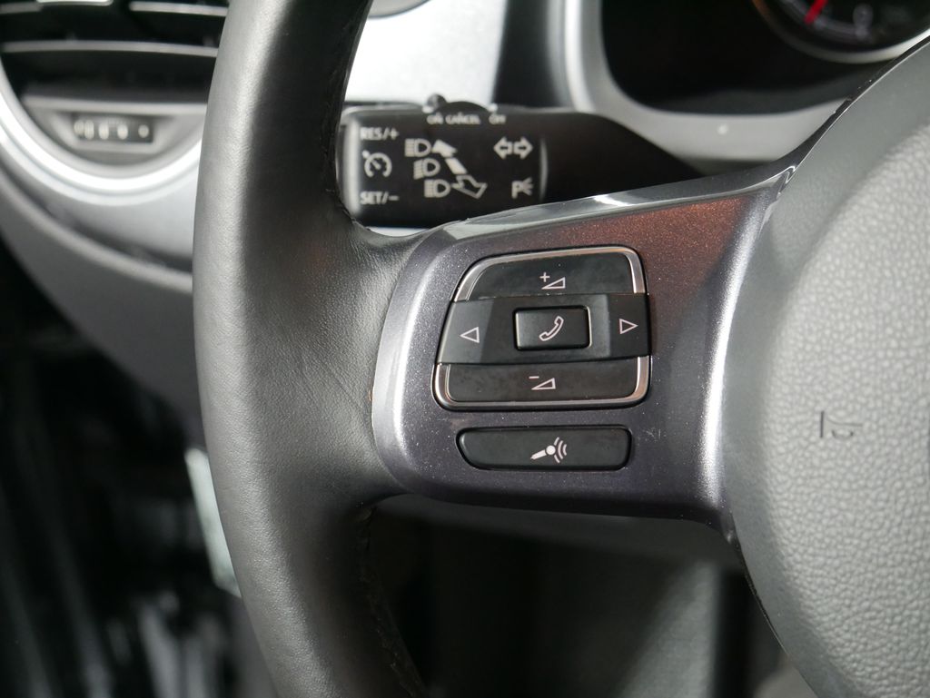 Thumbnail: 2019 Volkswagen Beetle - 12