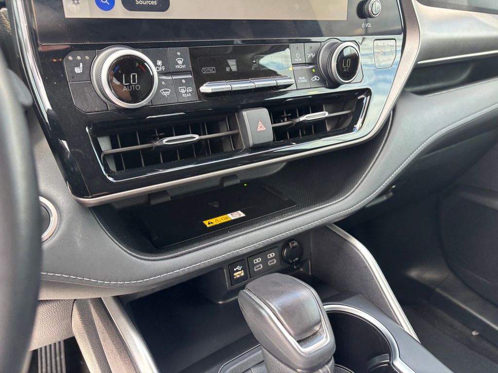 Used Car 2024 Toyota Highlander  Xle For Sale Under $50,000 In Austin, Texas