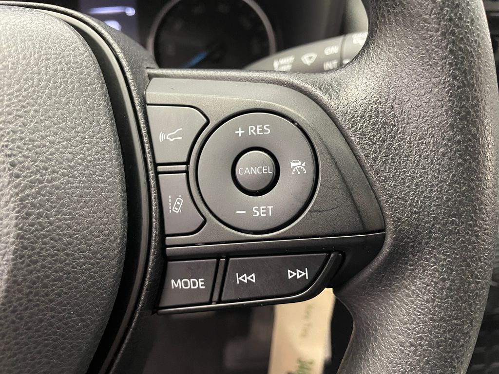 2022 Toyota RAV4 LE 28