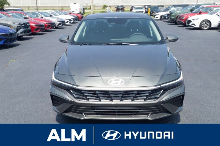 2025 Hyundai Elantra SE photo 2