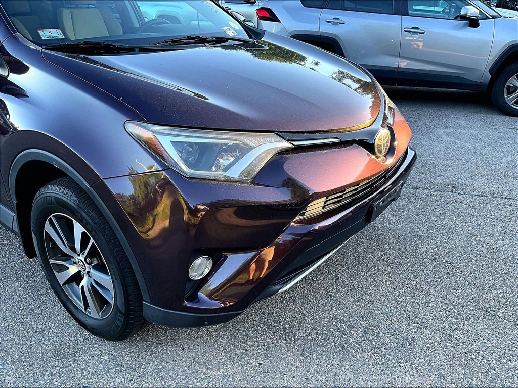 2017 Toyota RAV4 — photo 8