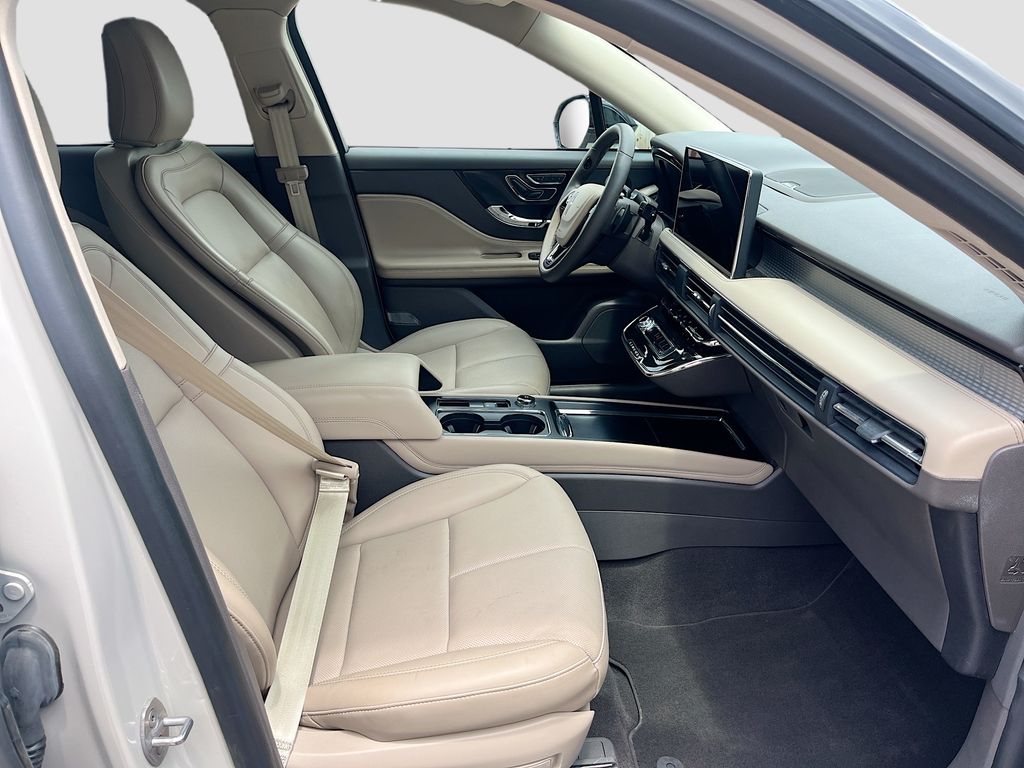 Used 2024 White Lincoln Premiere image 31