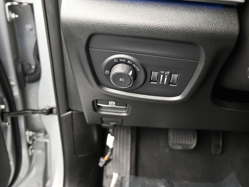 Used 2024 Silver Zynith Jeep Overland image 40