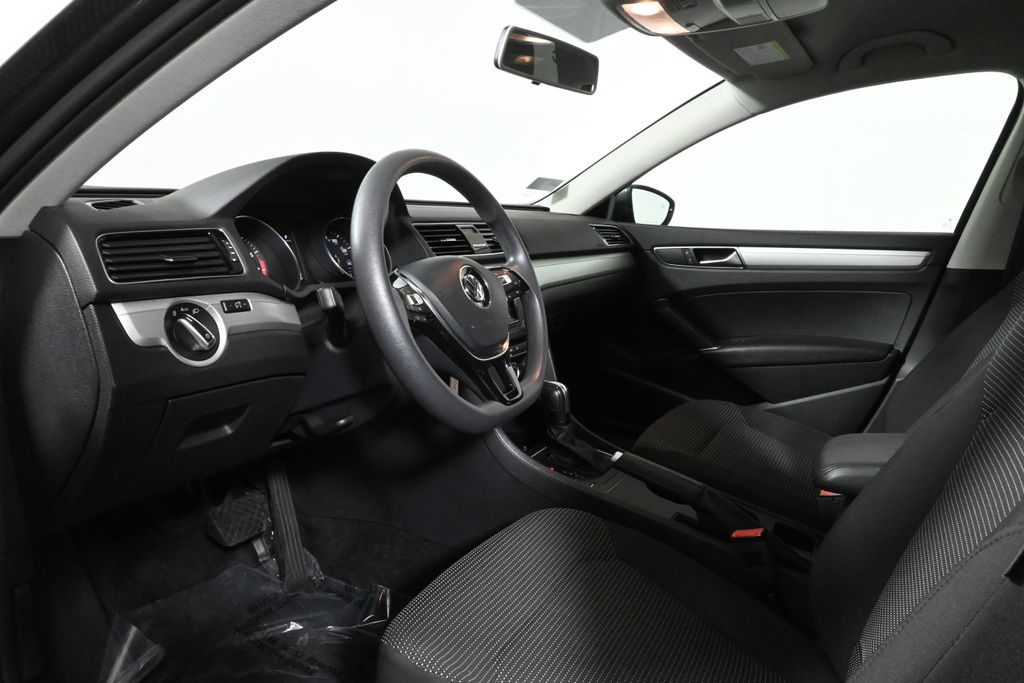 Thumbnail: 2018 Volkswagen Passat - 16