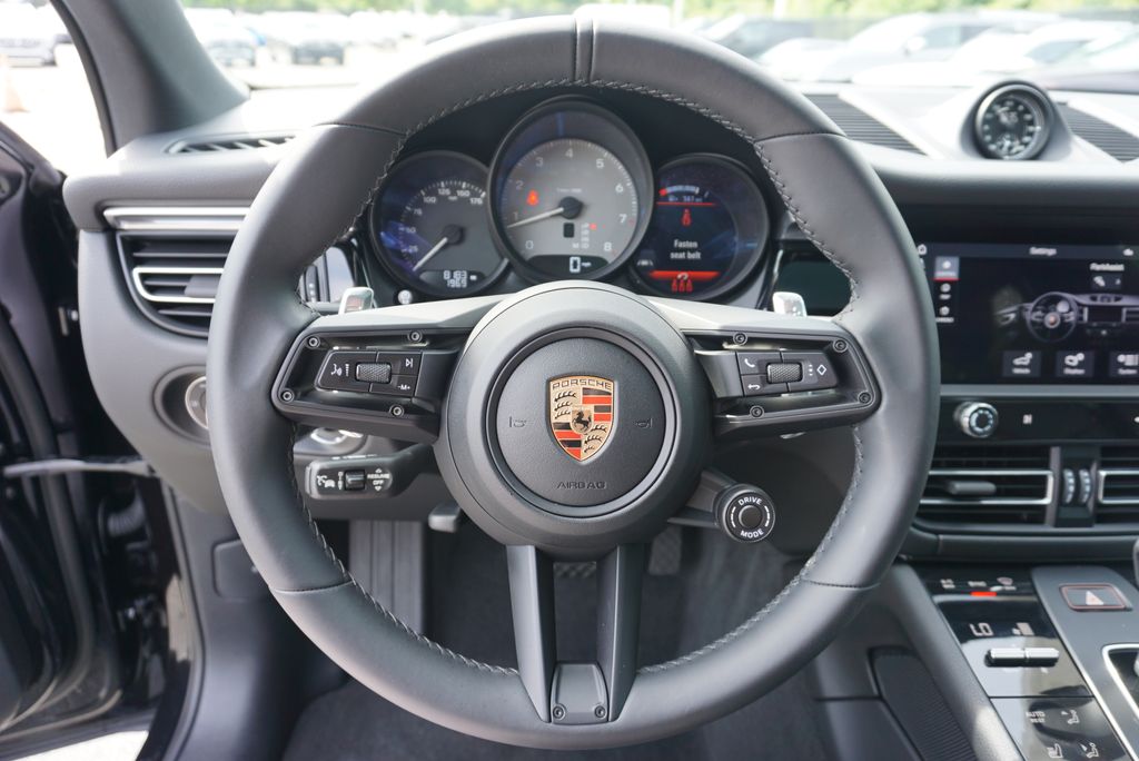Thumbnail: 2023 Porsche Macan - 29