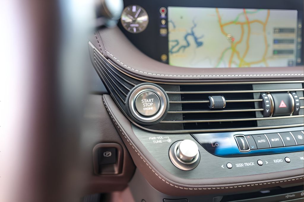 Used 2018 Silver Lexus 500 Base image 17