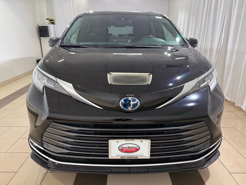 Thumbnail: 2025 Toyota Sienna - 8