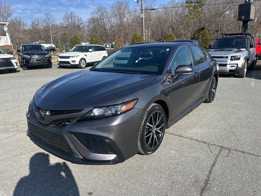 2023 Toyota Camry SE's photo