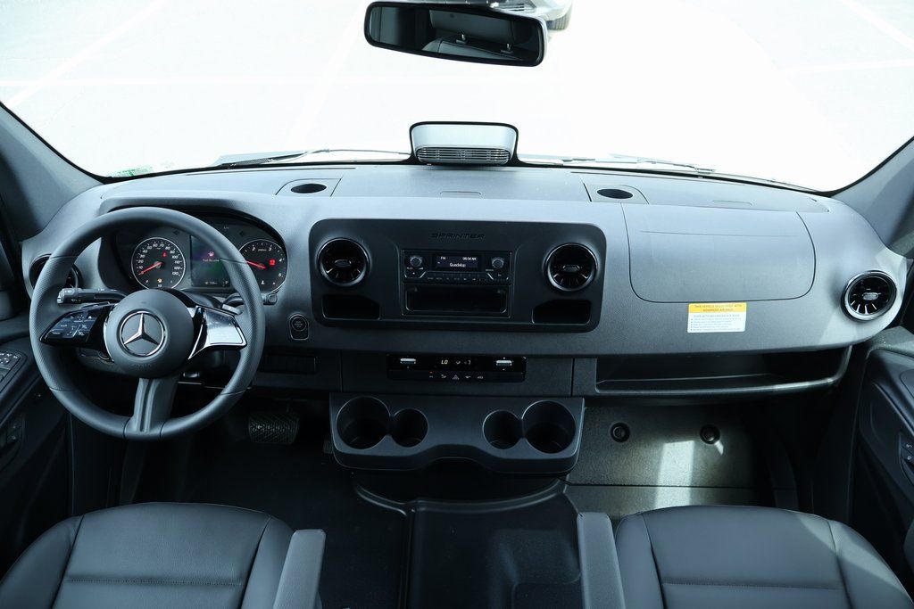 Thumbnail: 2025 Mercedes-Benz Sprinter - 4