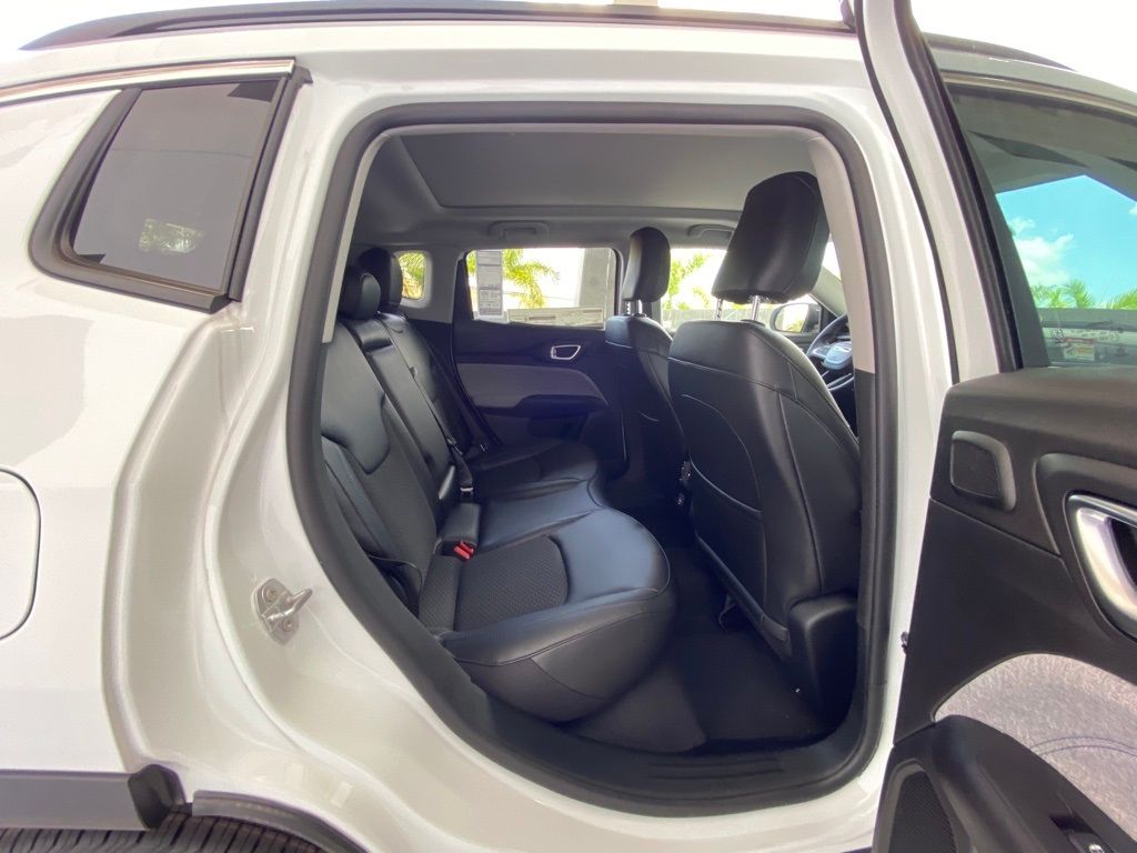 New 2022 Bright White Clearcoat Jeep Latitude image 21