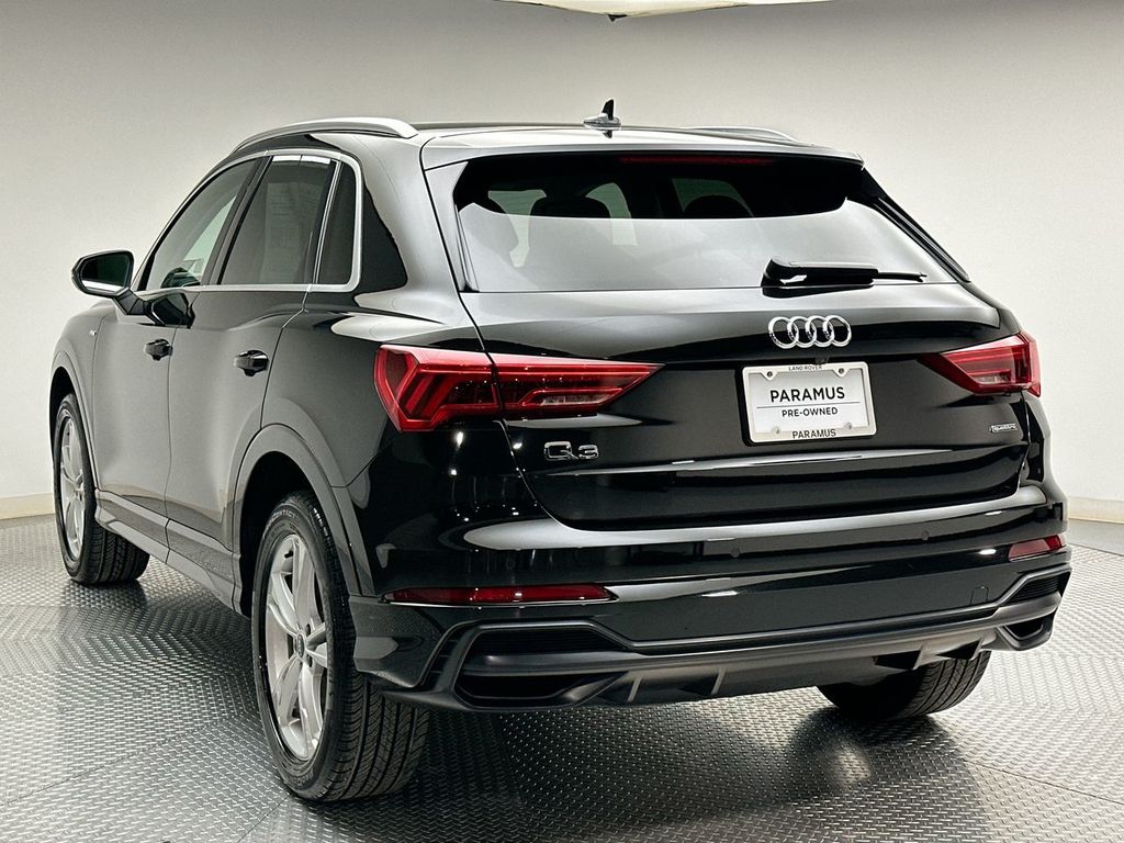 Thumbnail: 2021 Audi Q3 - 11