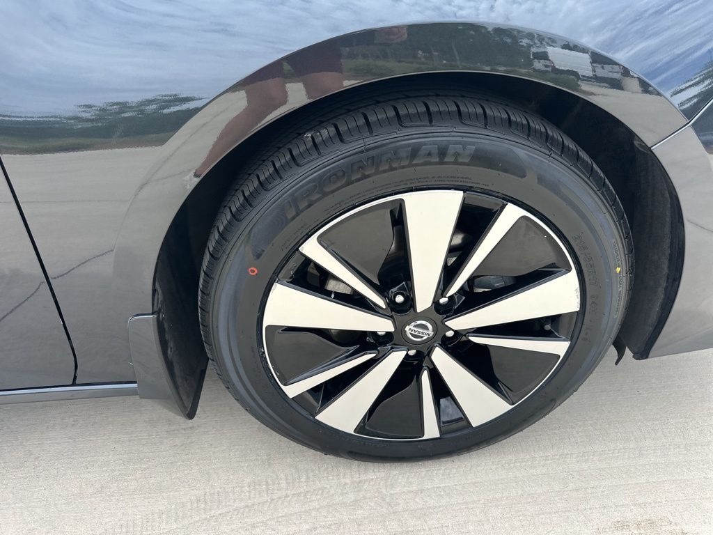 2022 Storm Blue Metallic Nissan Altima 2.5 SV FWD Sedan