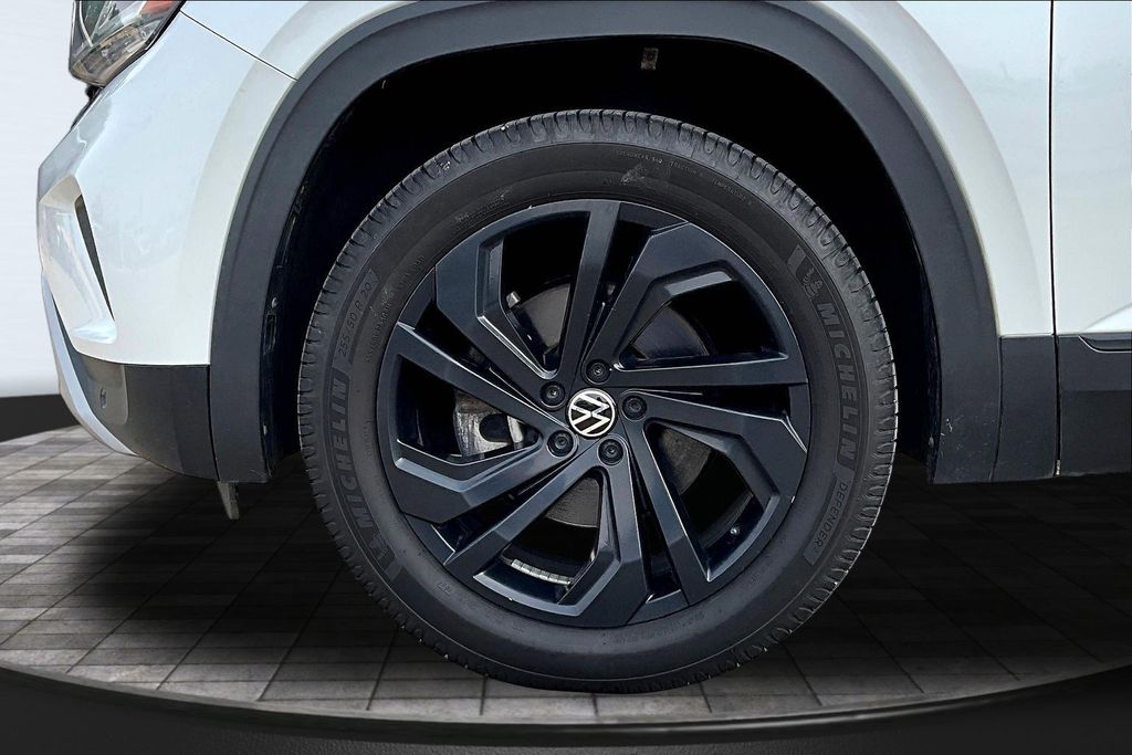2021 Volkswagen Atlas 3.6L V6 SE w/Technology White at DeMontrond Auto Country