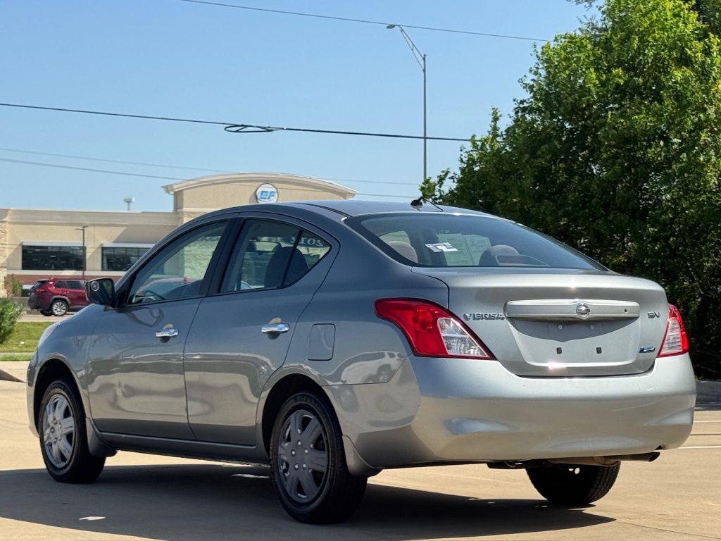 2012 Nissan Versa 1.6 SV - 11