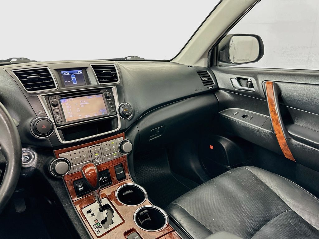 Thumbnail: 2013 Toyota Highlander - 24