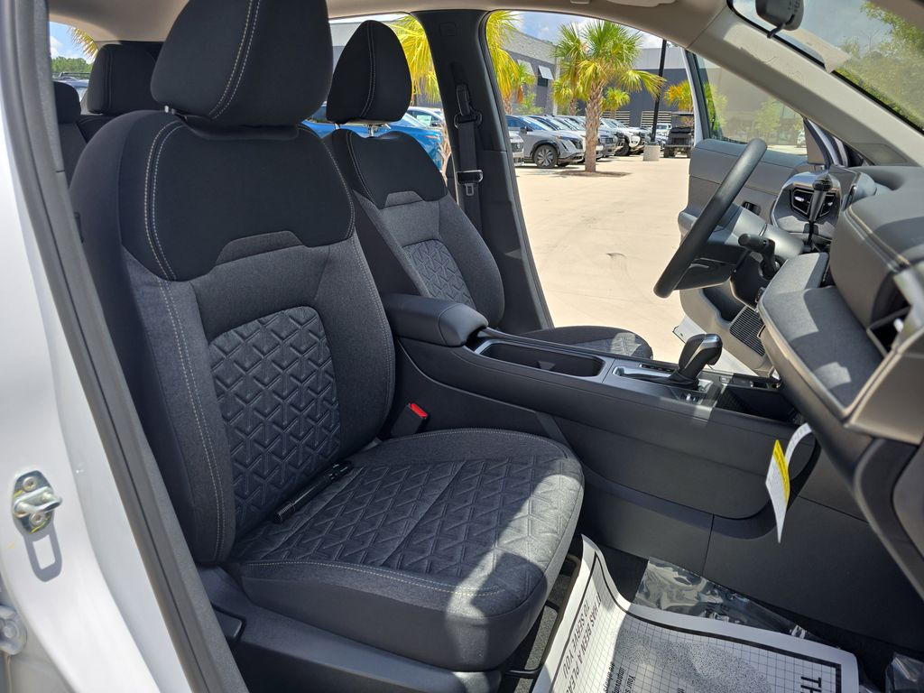 2025 Aspen White Tricoat/Super Black Nissan Kicks SV FWD SUV
