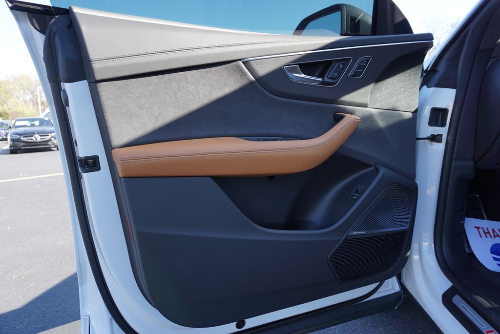 Thumbnail: 2025 Audi RS Q8 - 14