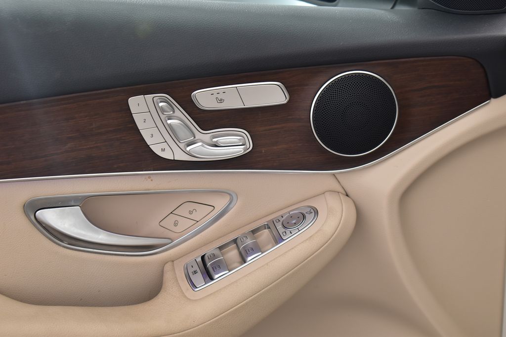 Thumbnail: 2022 Mercedes-Benz GLC - 12