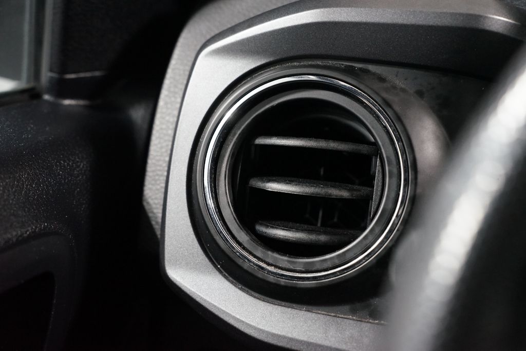 Thumbnail: 2021 Toyota Tacoma - 25