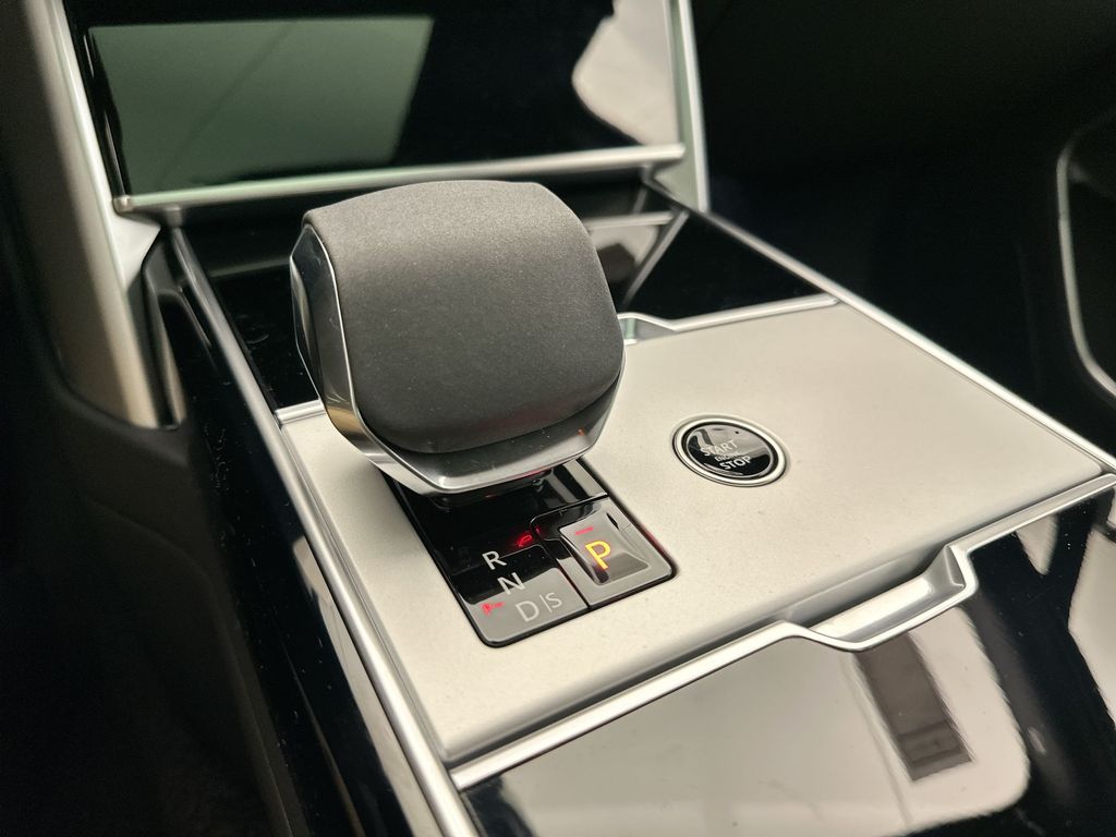 2025 Land Rover Range Rover SE 11