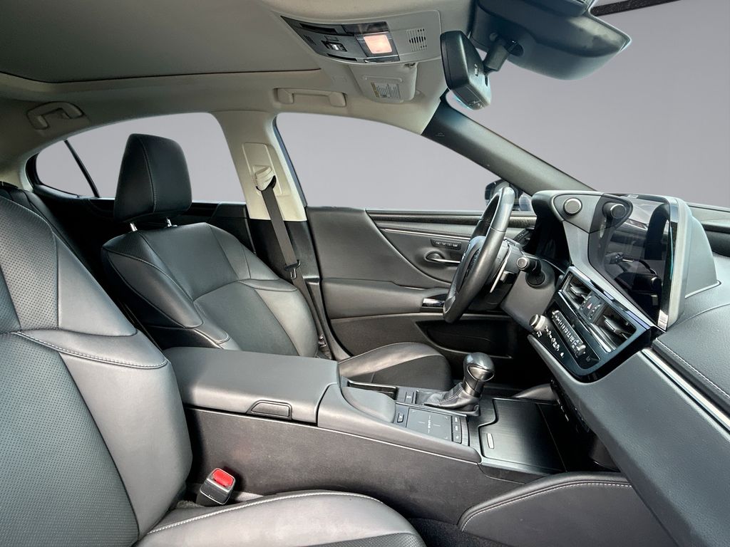 Thumbnail: 2022 Lexus ES - 16
