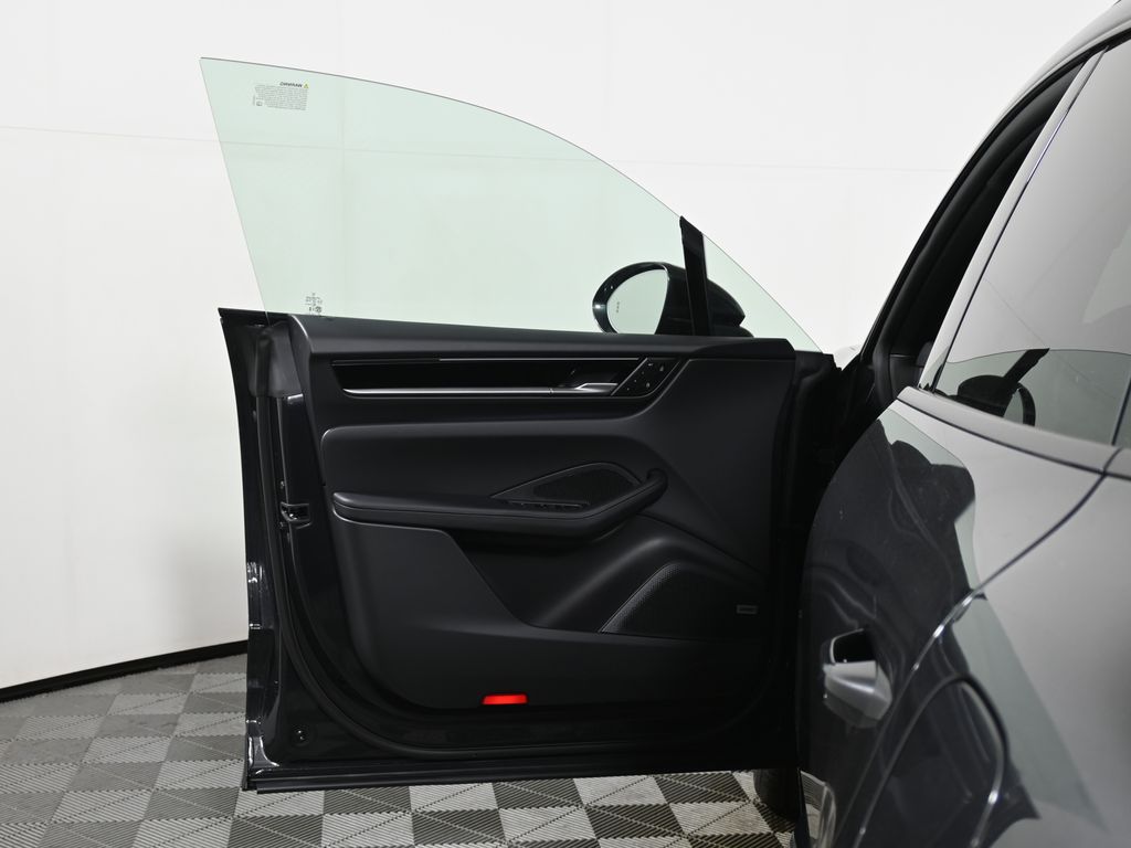 Thumbnail: 2026 Porsche Macan - 31