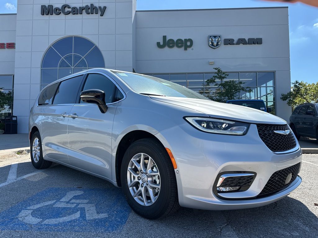 2026 Chrysler Pacifica Select's photo