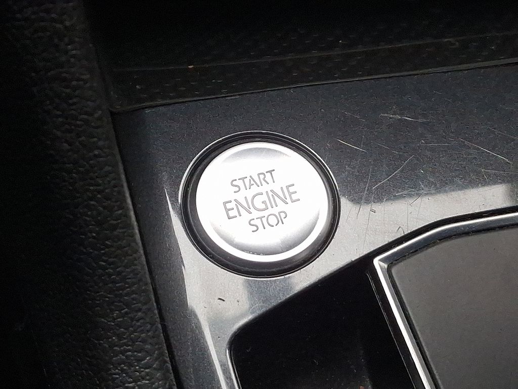 Thumbnail: 2021 Volkswagen Tiguan - 24