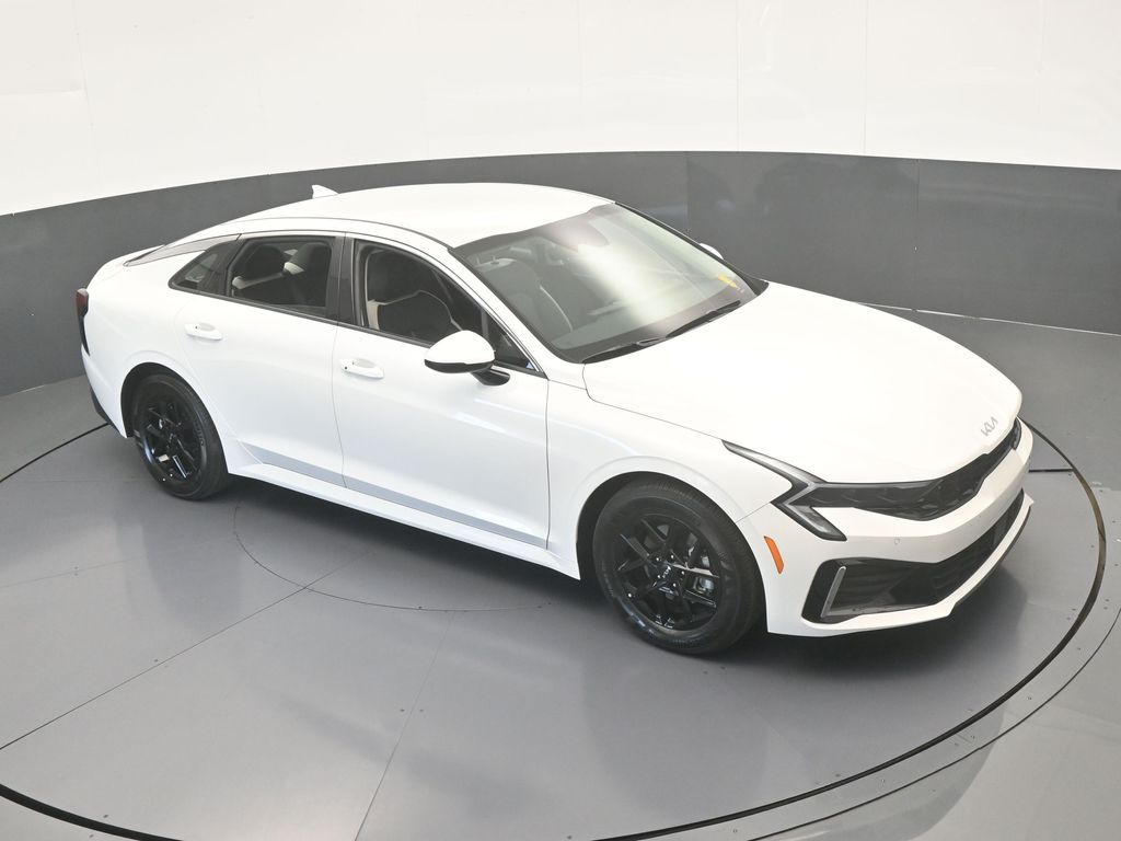 New 2025 Snow White Pearl Kia LXS image 47