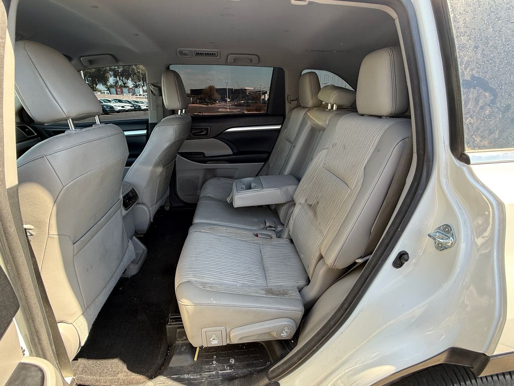 Thumbnail: 2016 Toyota Highlander - 10