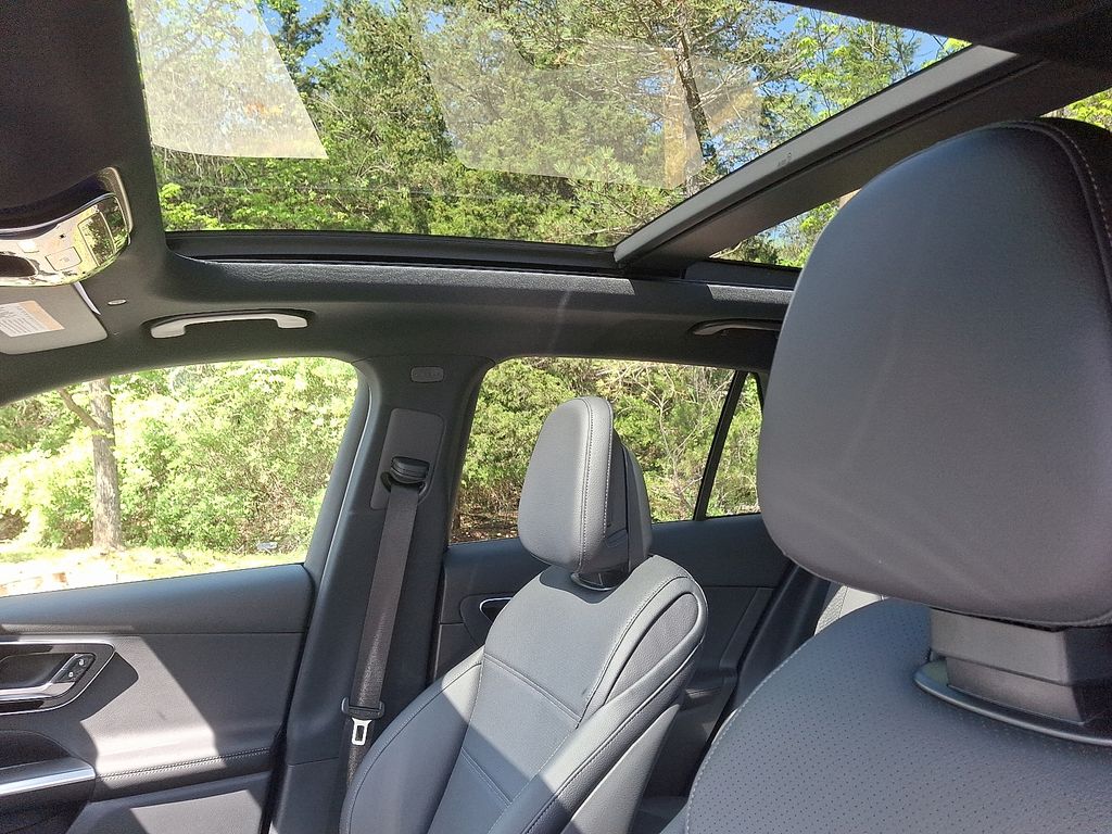 2025 Mercedes-Benz GLC 300 11