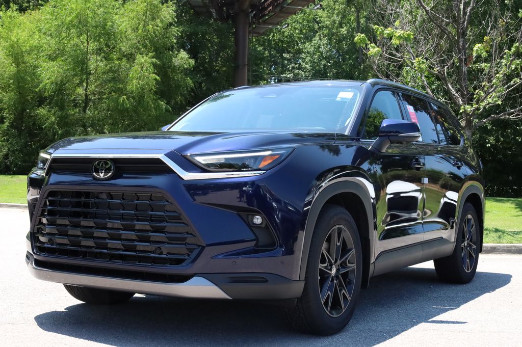 2025 Toyota Grand Highlander LE photo 2