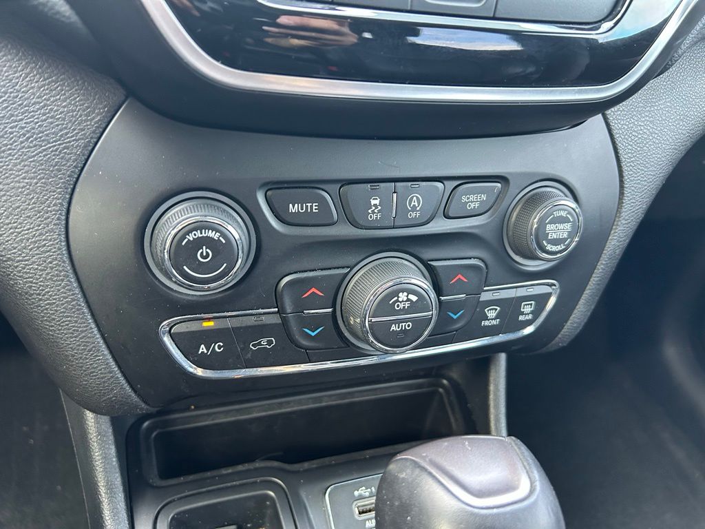 Thumbnail: 2019 Jeep Cherokee - 27