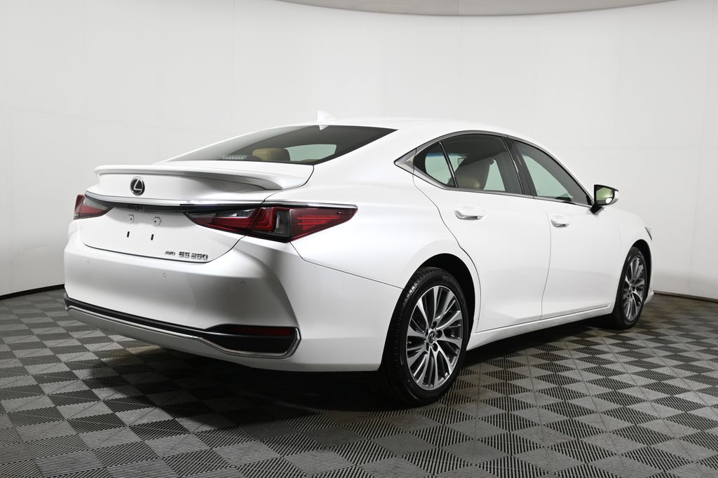 Thumbnail: 2021 Lexus ES - 7
