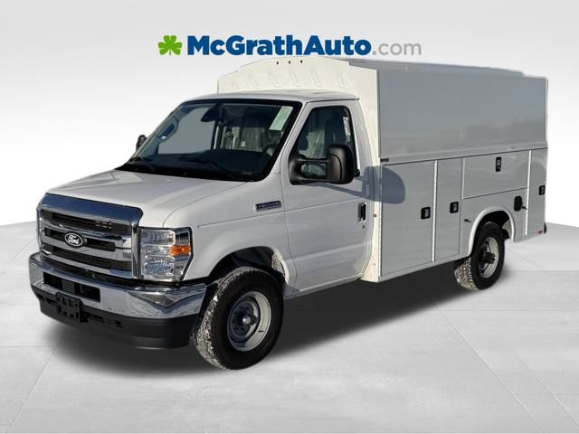 Oxford White 2026 Ford E-Series Chassis Pickup Truck Rear-Wheel Drive 6-Speed Automatic Overdrive