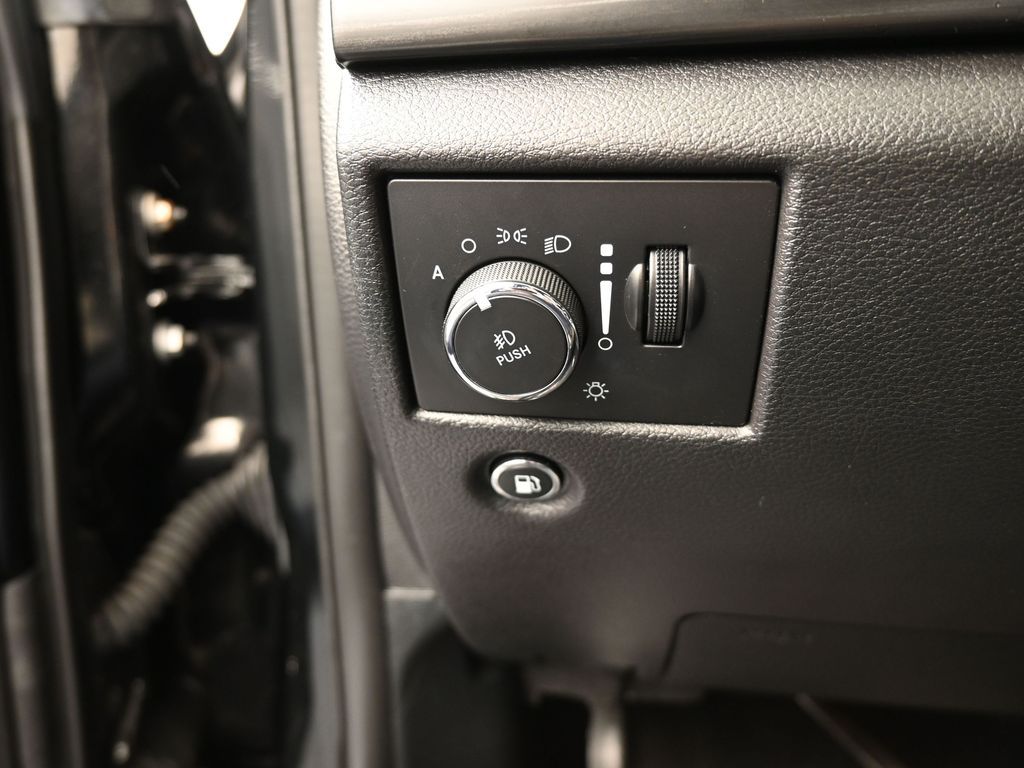 Used 2020 Diamond Black Crystal Pearlcoat Jeep Altitude image 33