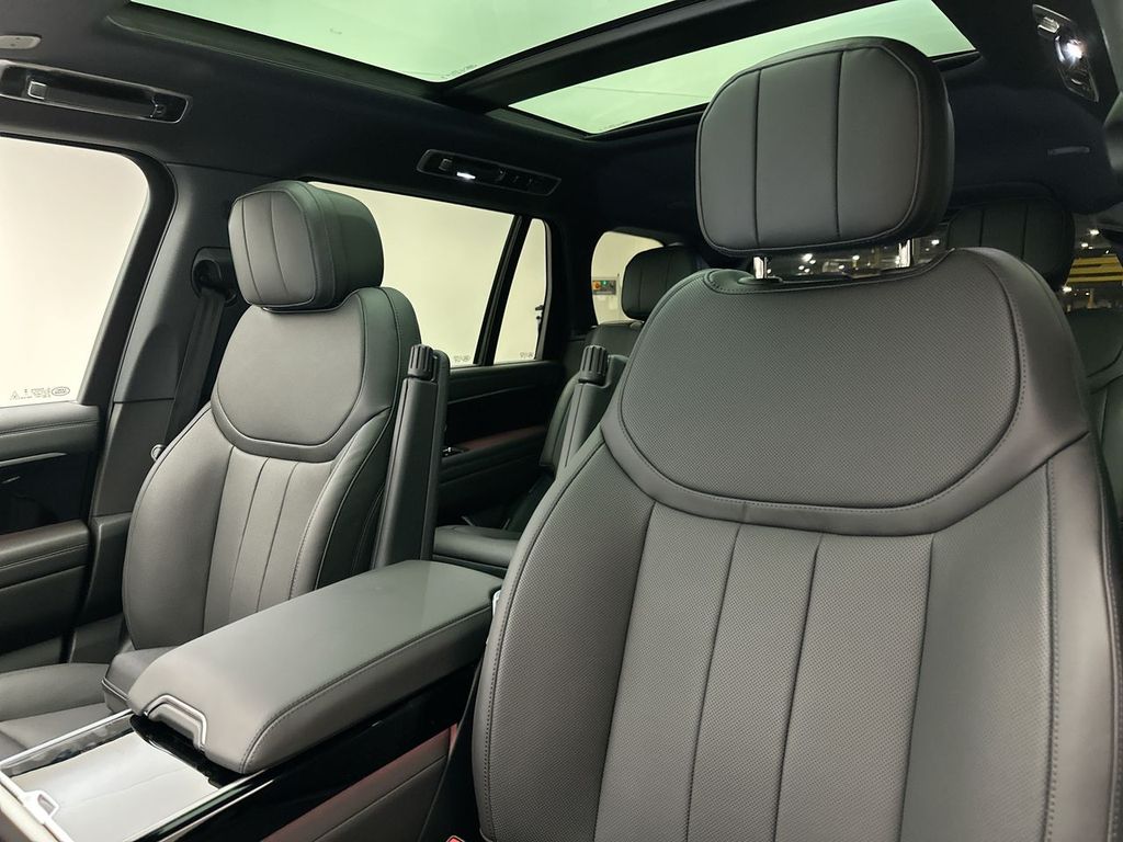 2025 Land Rover Range Rover SE 9