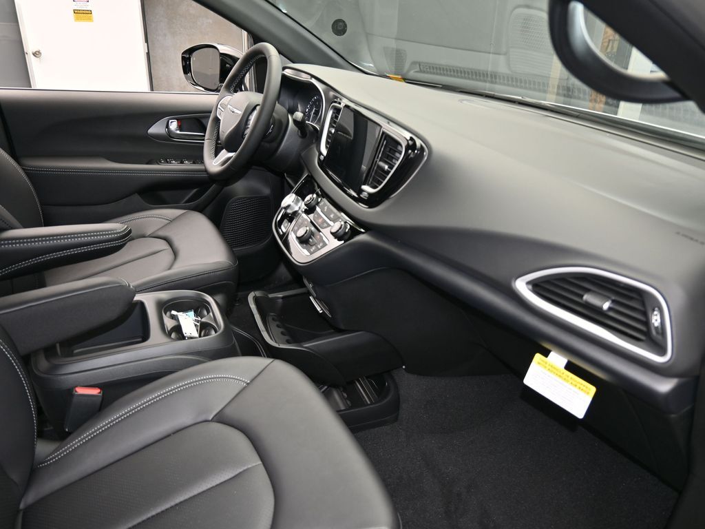 New 2026 Silver Mist Clearcoat Chrysler LX image 40