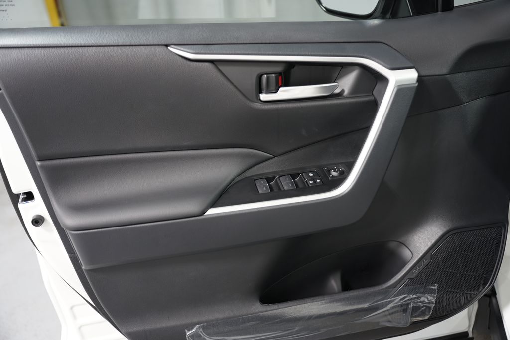 2025 Toyota RAV4 XLE 30