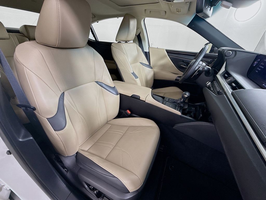 Thumbnail: 2021 Lexus ES - 29