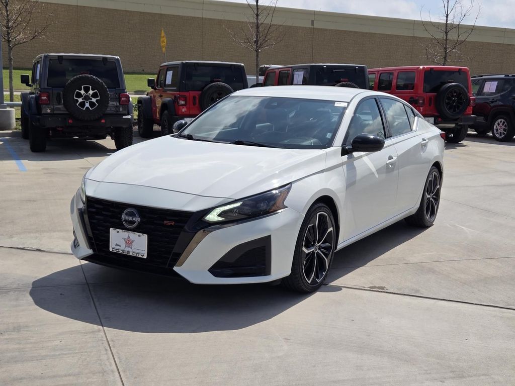 Glacier White 2024 Nissan Altima 2.5 SR FWD Sedan Front-Wheel Drive Continuously Variable Transmission