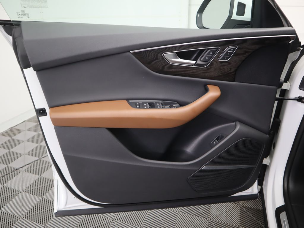 Thumbnail: 2022 Audi Q8 - 25