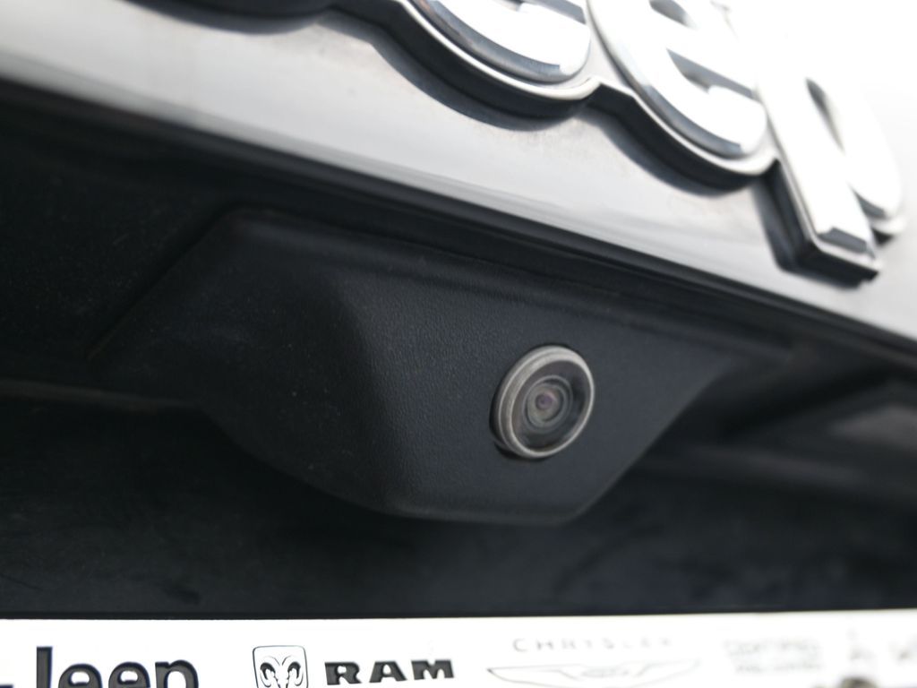 Used 2022 Black Clearcoat Jeep Latitude image 39