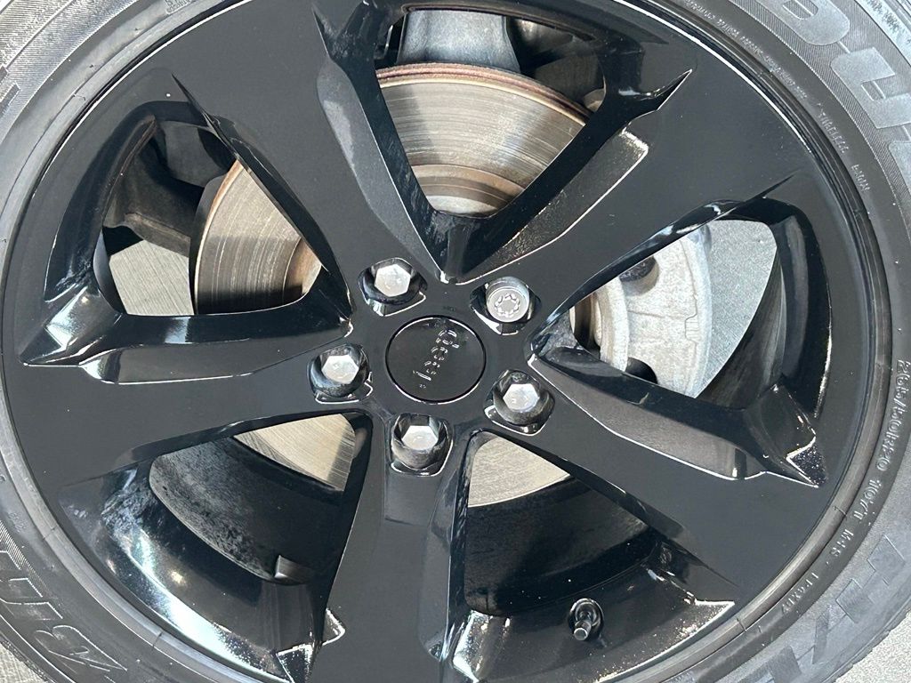 Used 2023 Diamond Black Crystal Pearlcoat Jeep Altitude image 32