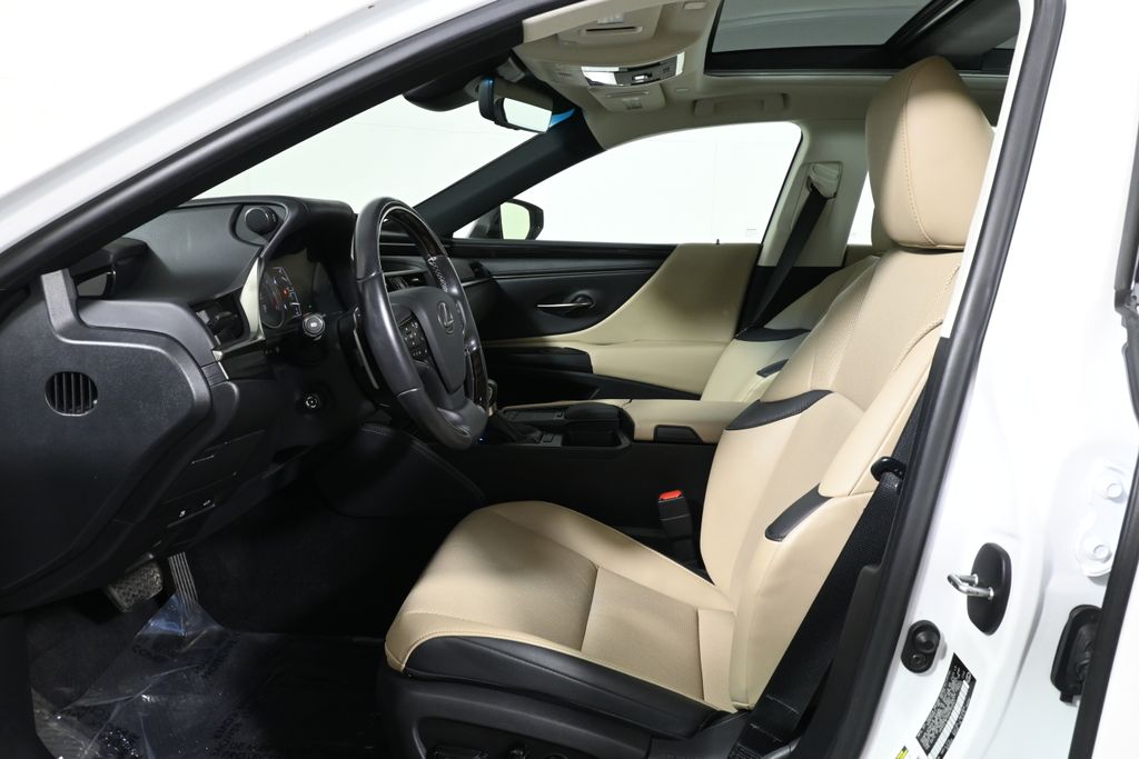 Thumbnail: 2021 Lexus ES - 3