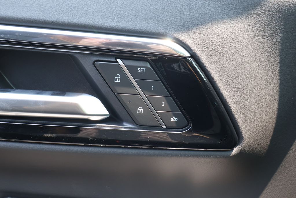 Thumbnail: 2025 Chevrolet Tahoe - 18